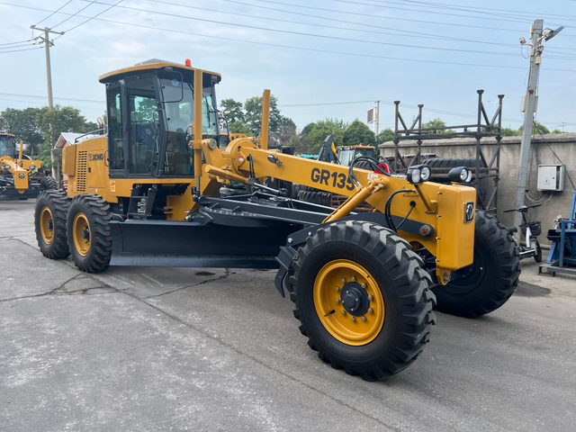 Niveleuse &agrave; moteur GR135 135HP pour machines routi&egrave;res &agrave; vendre