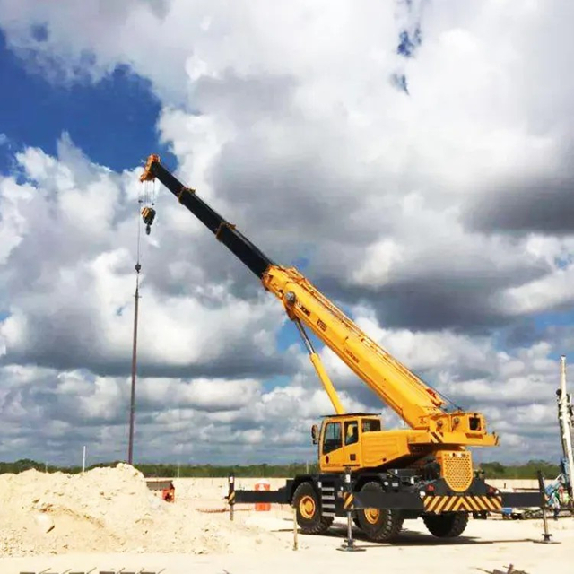Xcr130_U Gr&uacute;a m&oacute;vil para terrenos dif&iacute;ciles de 130 toneladas