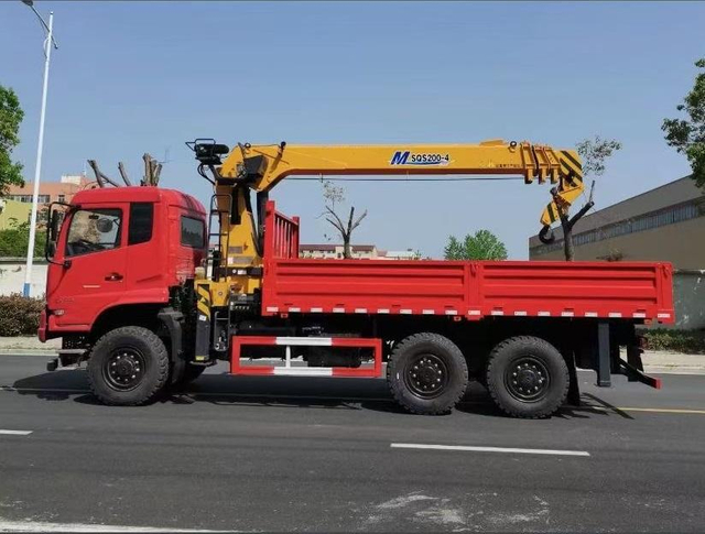 Guindaste montado em caminh&atilde;o com bra&ccedil;o hidr&aacute;ulico GSQS200-4