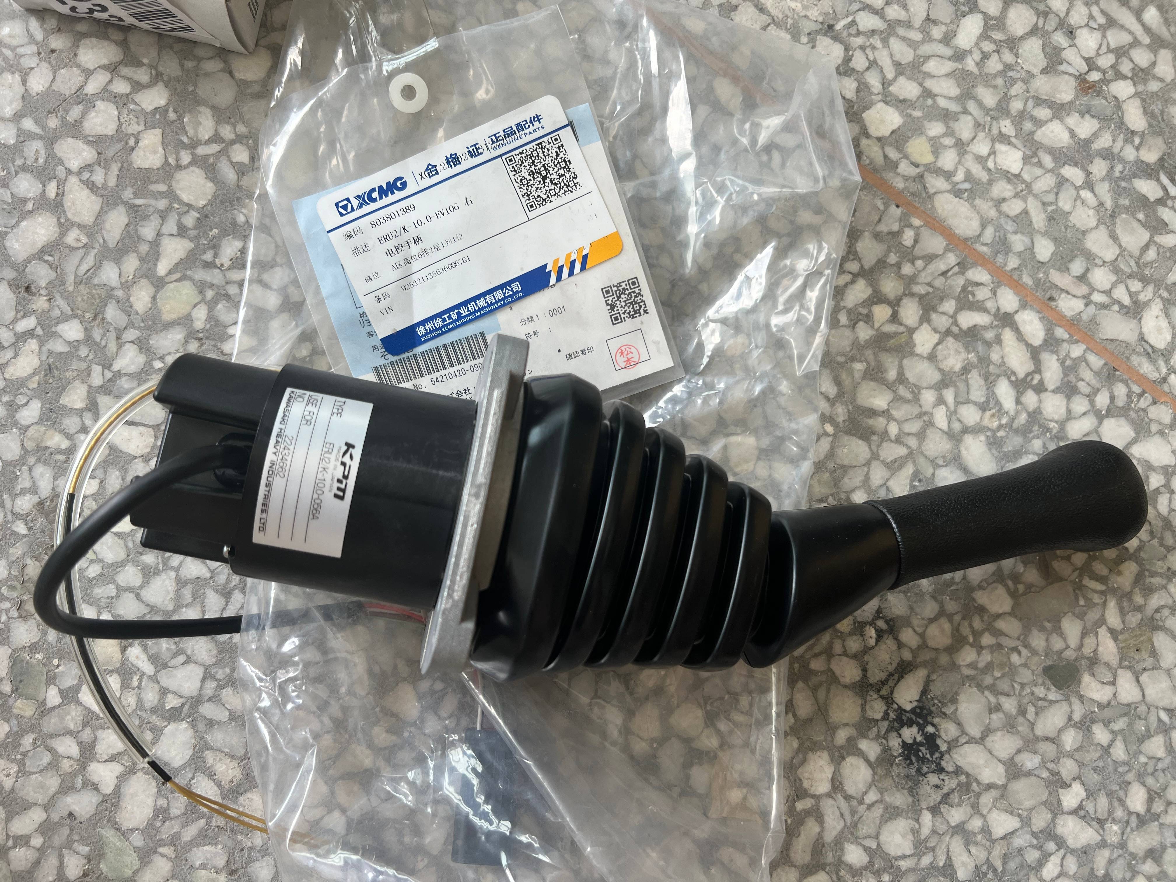 803801389 XCMG XE2000 kon ekskavatori uchun o'ng elektr boshqaruv tutqichi ERU2/K-10.0-EV106